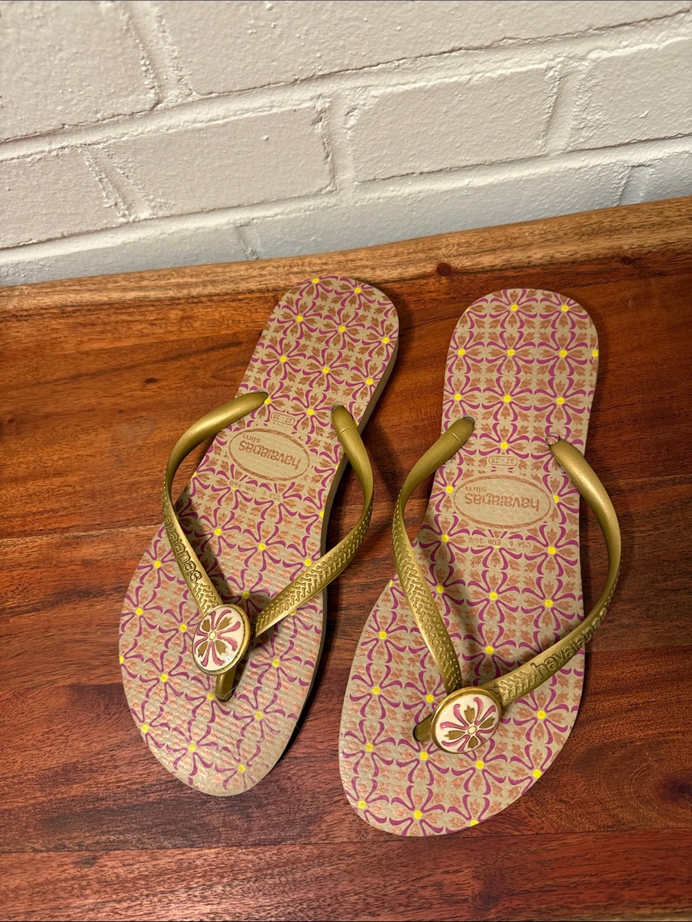 Havaianas Gold Strap Pink Patterned Women's Flip Flops